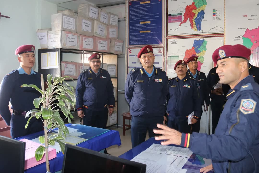 डीआईजी बिनोद घिमिरेद्धारा सुनसरी प्रहरीको निरीक्षण : चुनौती सहज रूपमा सामना गर्न निर्देशन