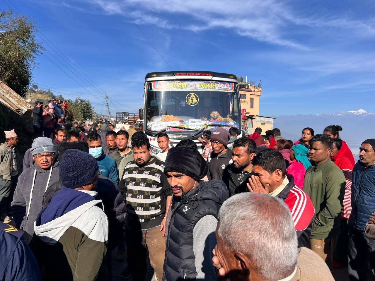 अरनिको यातायातको बसको ठक्करबाट वृद्धको मृत्यु, बि.पी. राजमार्ग अवरुद्ध