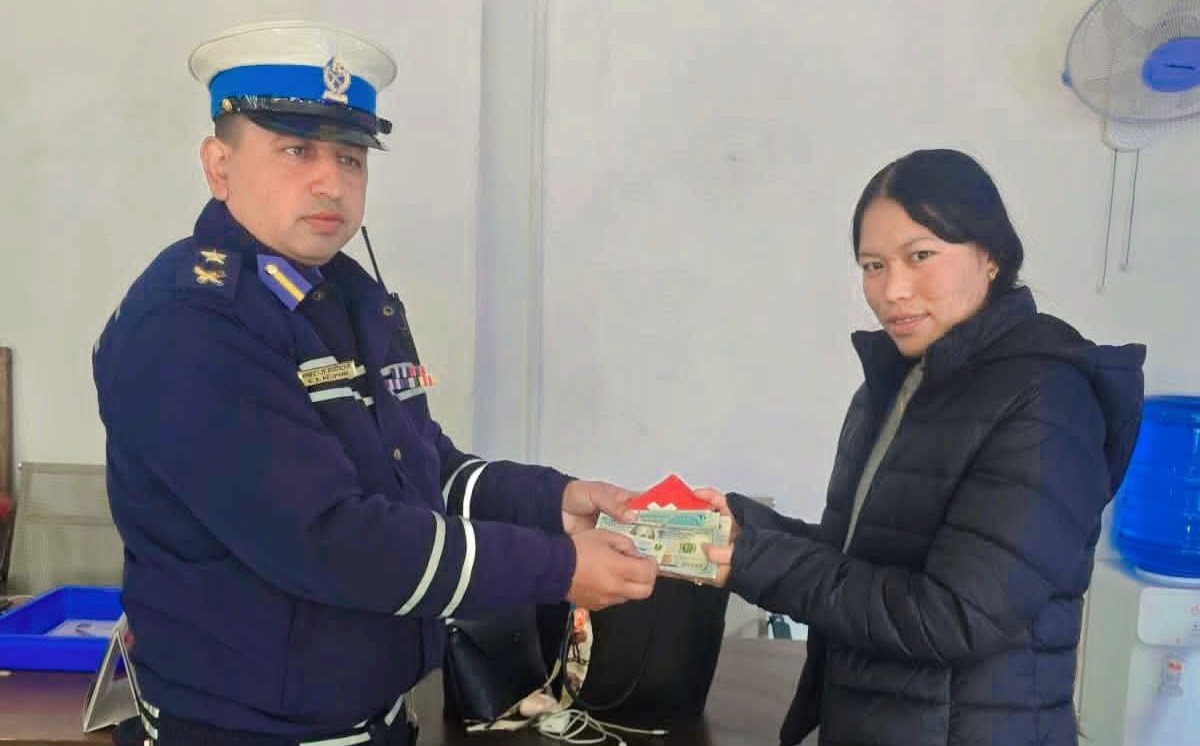 ट्राफिक प्रहरीको उत्कृष्ट कार्य : “भाडाकारमा छुटेको नगद सहित लेडिज ब्याग हस्तान्तरण”