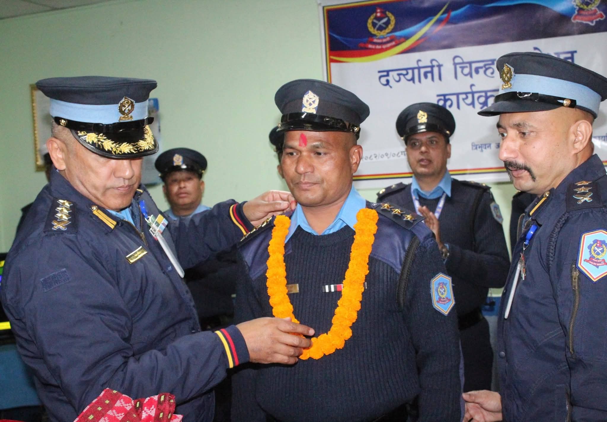 एसएसपी सोमेन्द्र सिंह राठौरद्वारा बढुवा भएका वरिष्ठ सईलाई दर्जन चिन्ह प्रदान