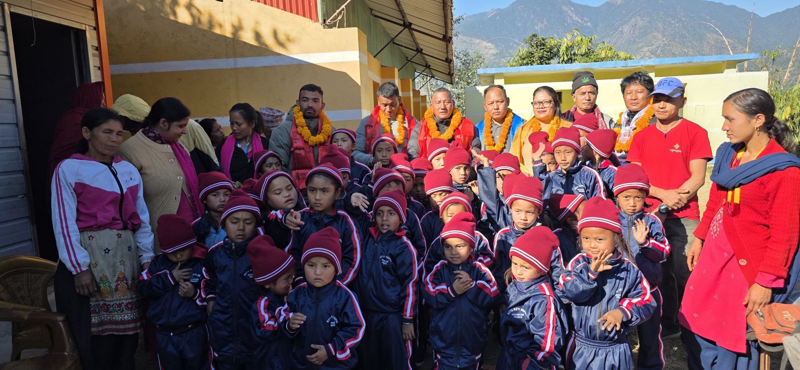 संविधानसभा सदस्य अक्कल बहादुर थिङले गरे वडाध्यक्ष लामाको खुलेर प्रशंसा, खानीखोलाका विद्यालयमा न्यानो कपडा वितरण