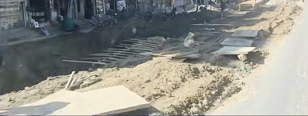 साँगा–धुलिखेल सडकः डेढ वर्षदेखि रोकिएको पुलबजार खण्डमा स्तरोन्नति सुरु