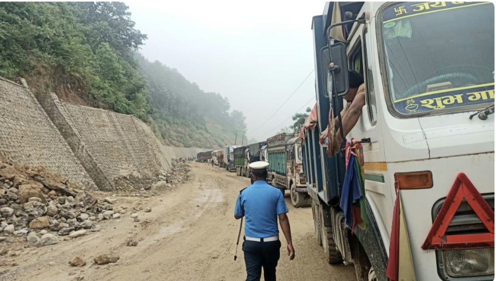 शितलहरका कारण पूर्वपश्चिम राजमार्गको दाउन्ने खण्डमा समस्या