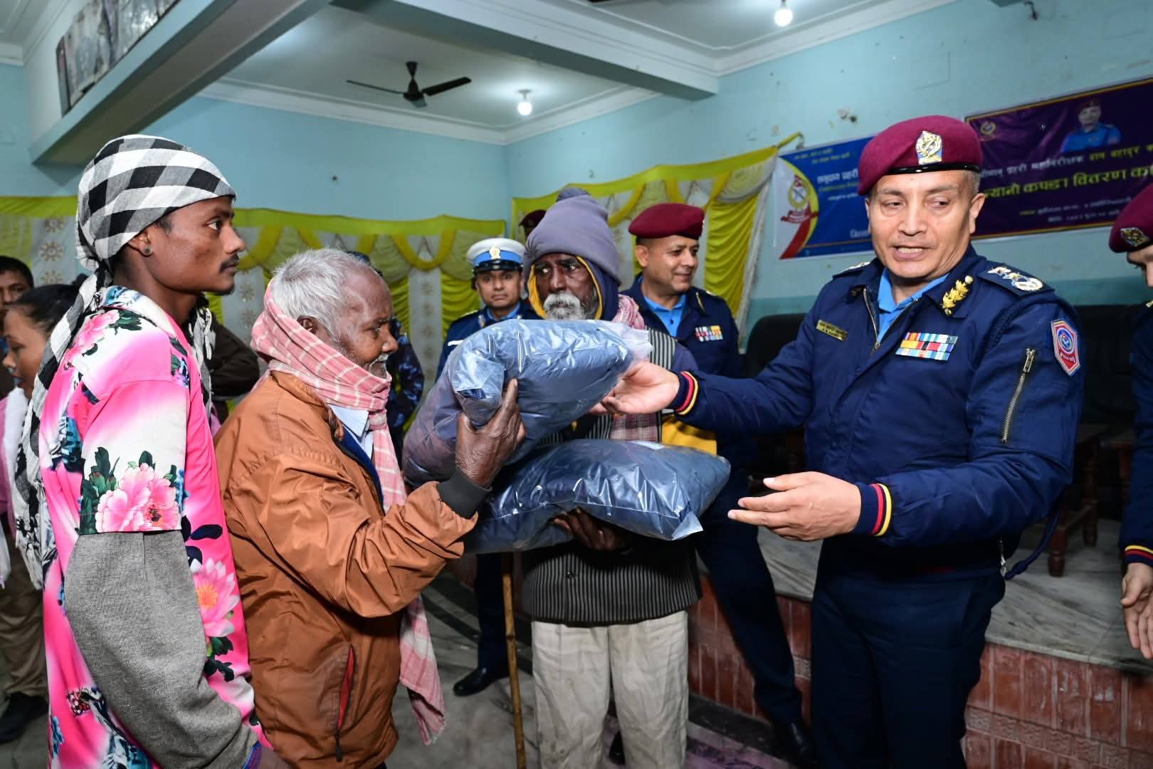 आईजीपी दानबहादुर कार्कीद्वारा मोरङमा ज्येष्ठ नागरिकलाई न्यानो कपडा वितरण