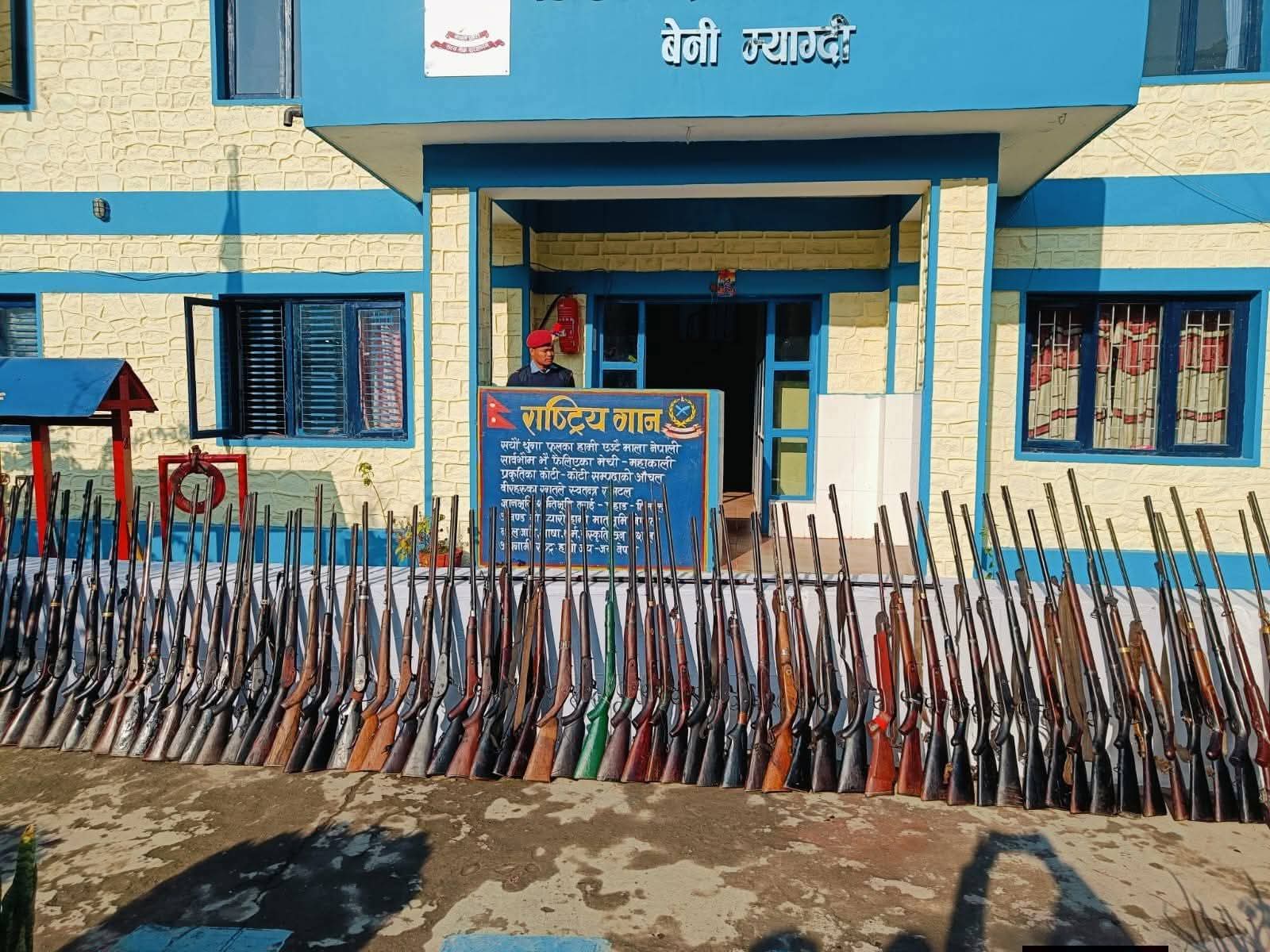 म्याग्दी प्रहरीले हालसम्मकै ठूलो संख्यामा अवैध हातहतियार बरामद