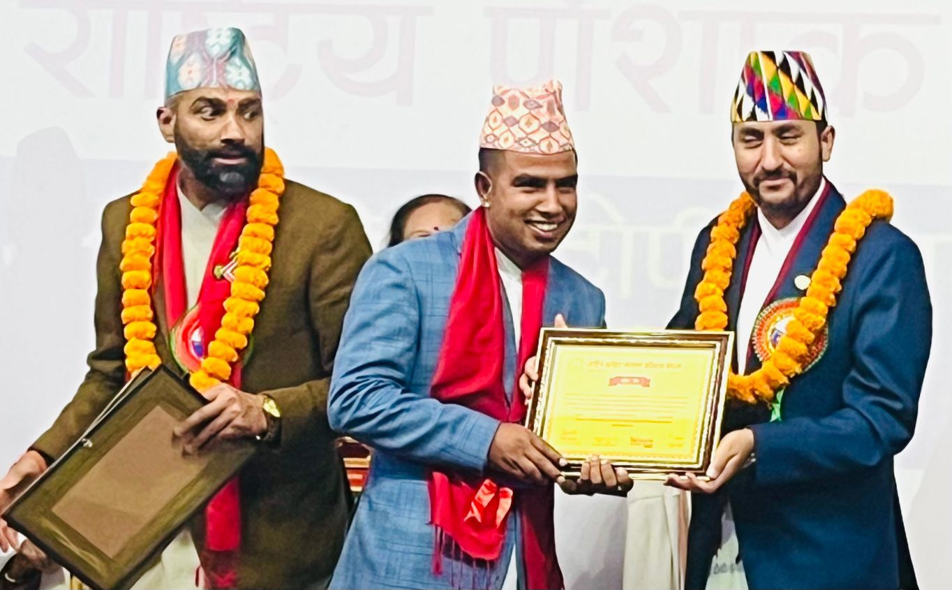 १३औँ राष्ट्रिय पोशाक तथा अन्तर्राष्ट्रिय टोपी दिवसमा काभ्रे प्रेसका सञ्चालक पत्रकार अरबिन्द्र गौतम सम्मानित