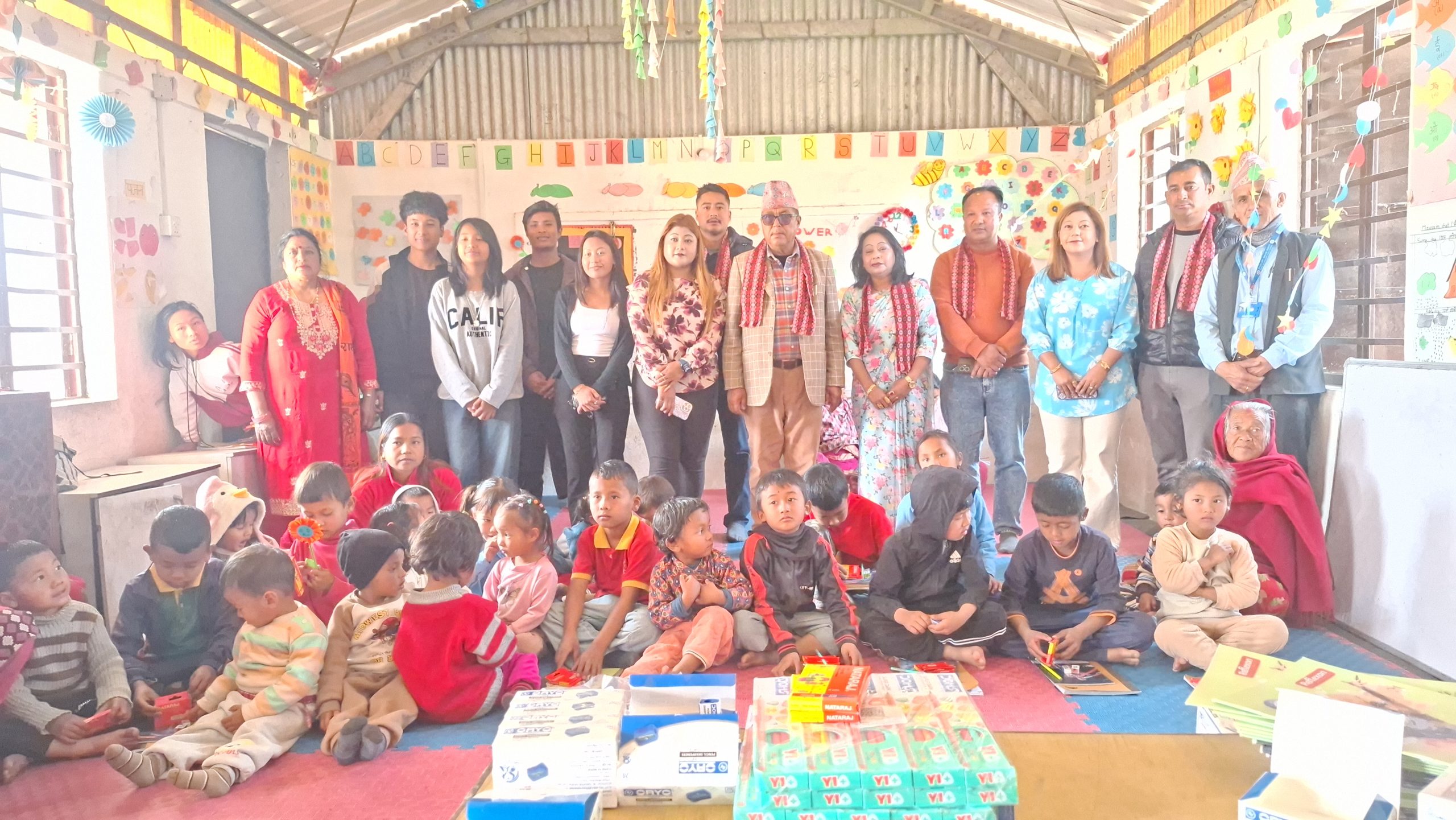 पुण्यतिथिमा प्रेरणादायी उदाहरण: अनिला कायस्थद्वारा विद्यालयका बालबालिकालाई स्टेसनरी सहयोग