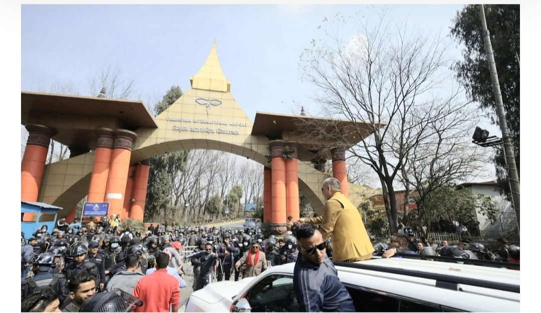 पूर्वराजालाई स्वागत गर्न पुगे दुर्गा प्रसाईं, विमानस्थल बाहिर समर्थकको नाराबाजी