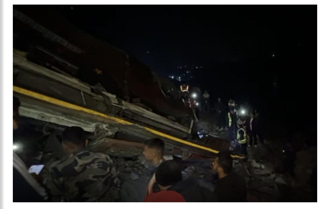 पोखराबाट काठमाडौं आउँदै गरेको बस त्रिशूलीमा खस्यो : १८ जनाको मृत्यु, २५ घाइते