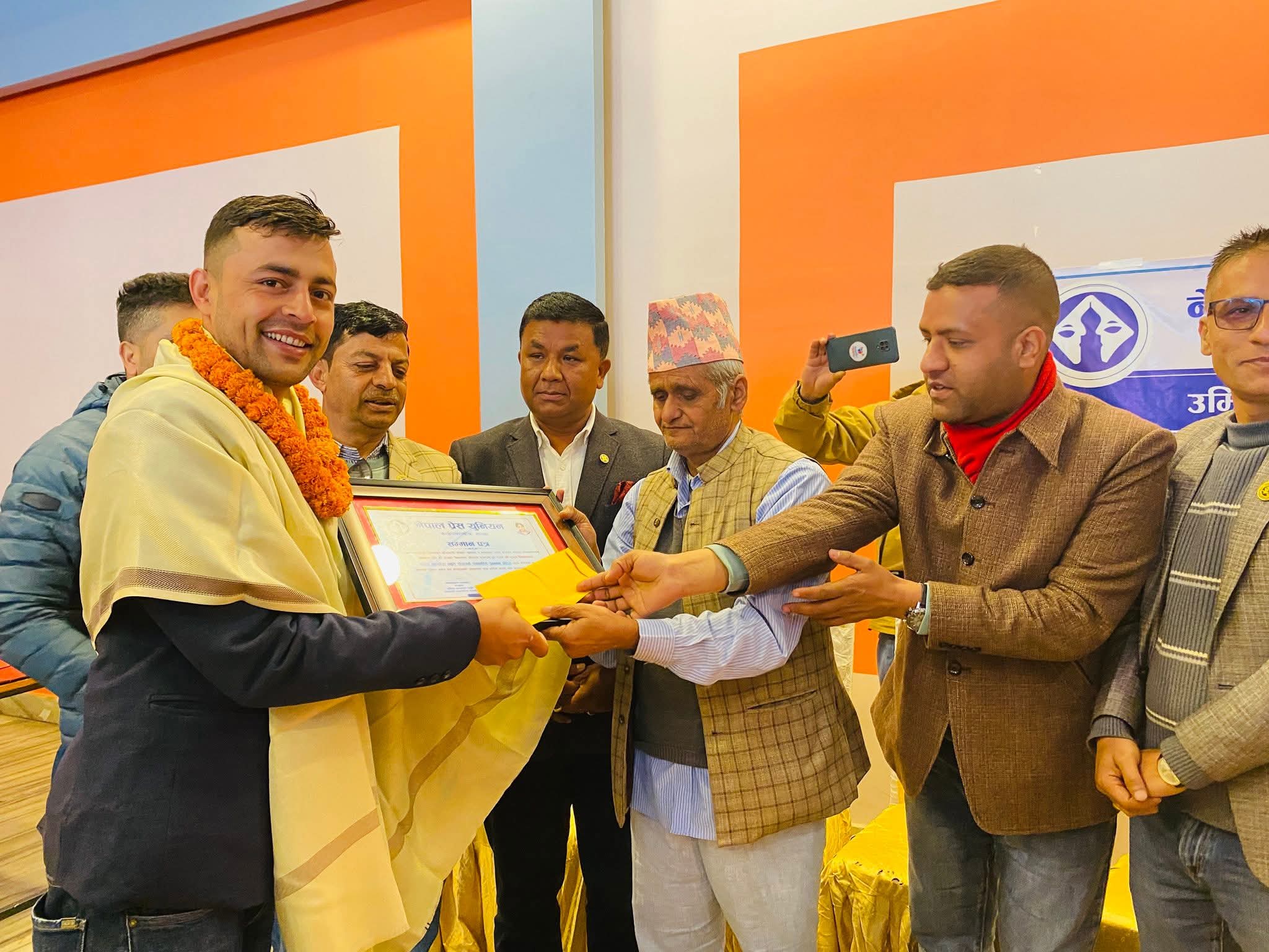 डाँडापारी पत्रकारिता पुरस्कारबाट कान्तिपुरकर्मी धिताल नगद सहित पुरस्कृत ।