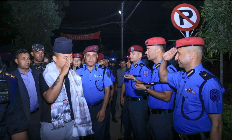 चितवनमा मध्यराति गृहमन्त्री गुरुङ, प्रहरीद्वारा भव्य स्वागत