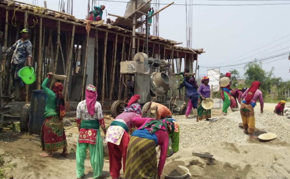 श्रमिकको सास्तीः ८५ प्रतिशत हरवा-चरवा अझै बाध्यकारी श्रममा, महिलालाई ३३ प्रतिशत कम ज्याला