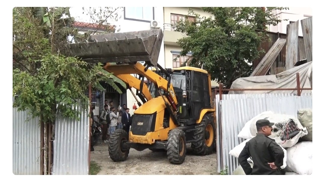 पशुपति क्षेत्र बिकास कोषको जग्गामा बनाइएका अनाधीकृत संरचनामाथि चल्यो डोजर