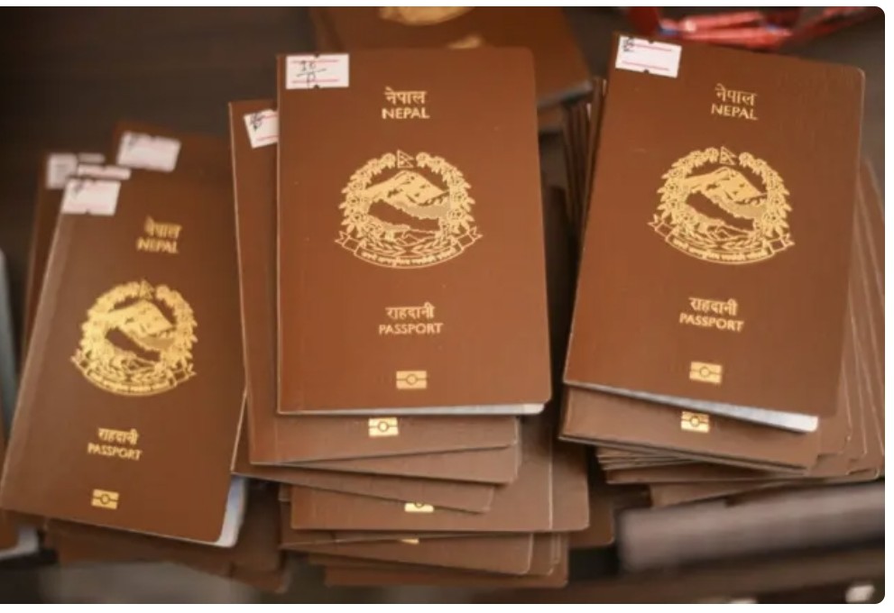 घरमै पुगेर राहदानी वितरण गर्दै तनहुँ प्रशासन