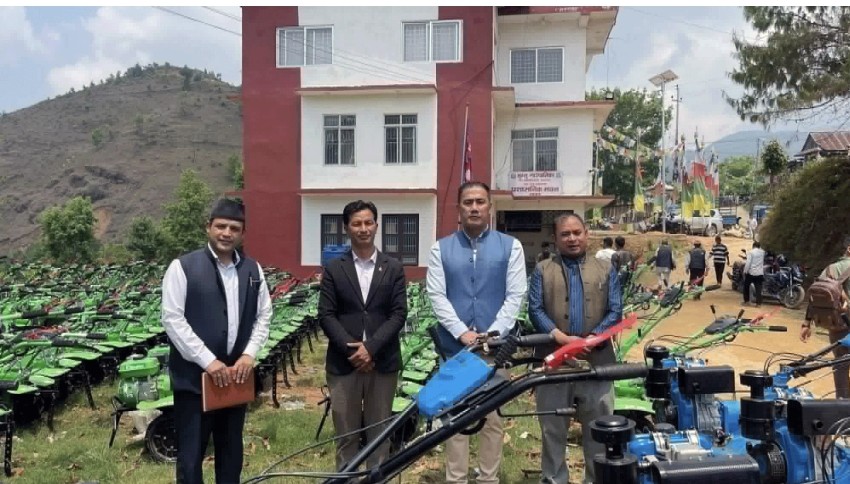 भुम्लुका २३५ कृषकलाई मिनी टिलर बितरण